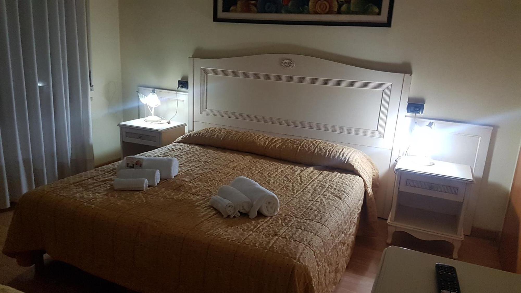 Hotel Siros เวโรนา ภายนอก รูปภาพ