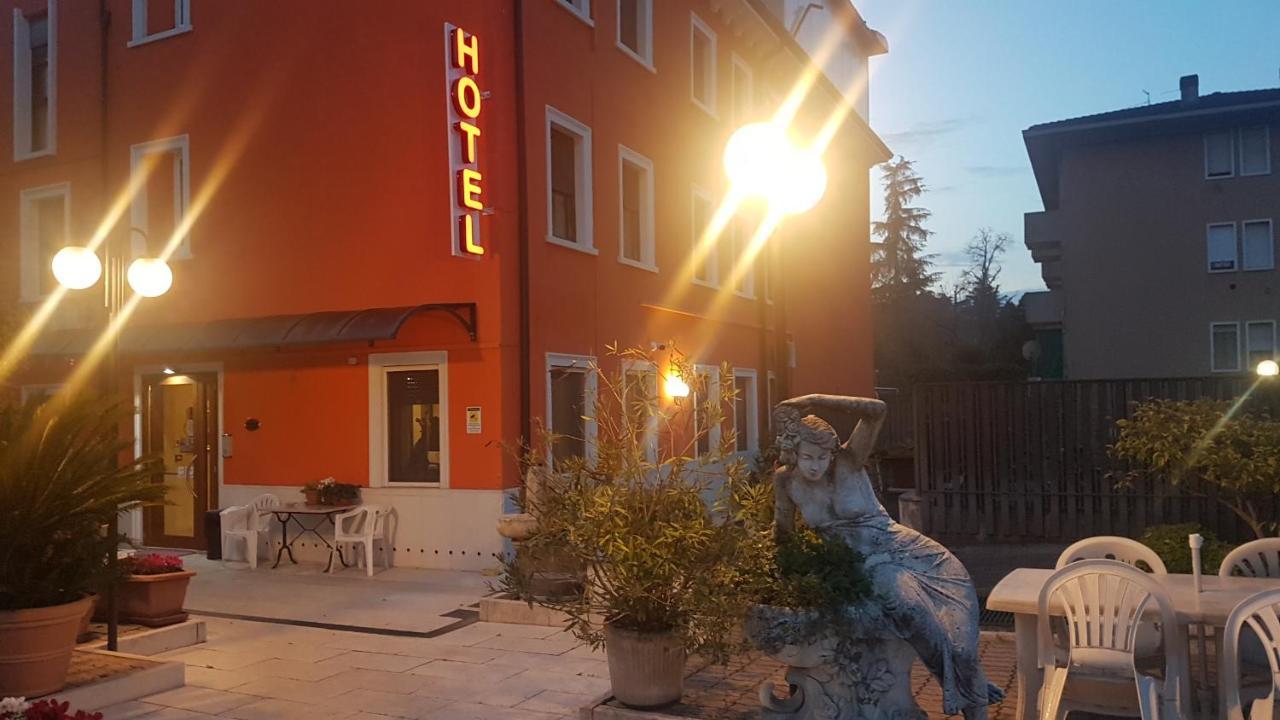 Hotel Siros เวโรนา ภายนอก รูปภาพ