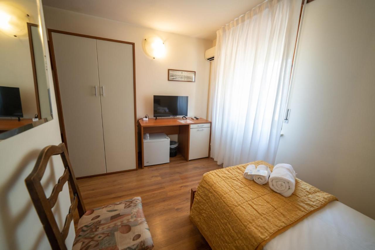 Hotel Siros เวโรนา ภายนอก รูปภาพ