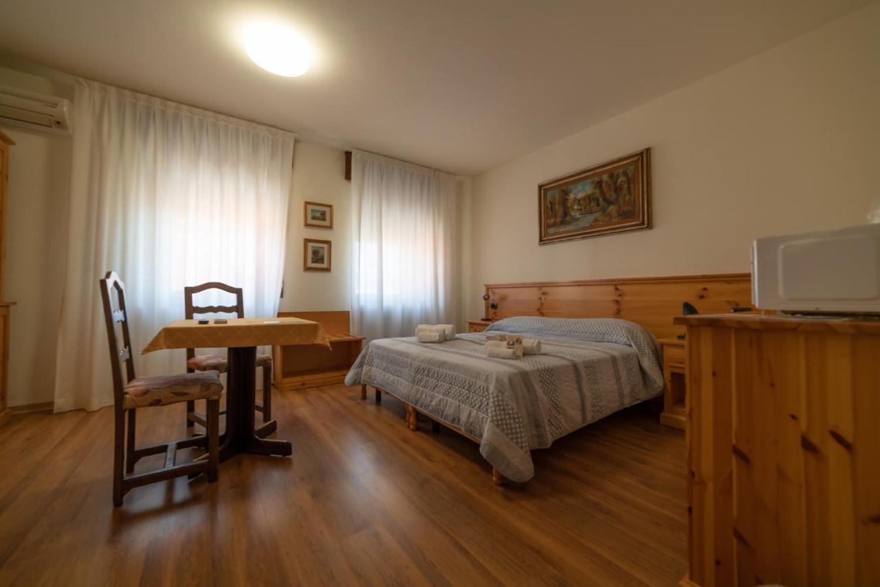 Hotel Siros เวโรนา ภายนอก รูปภาพ