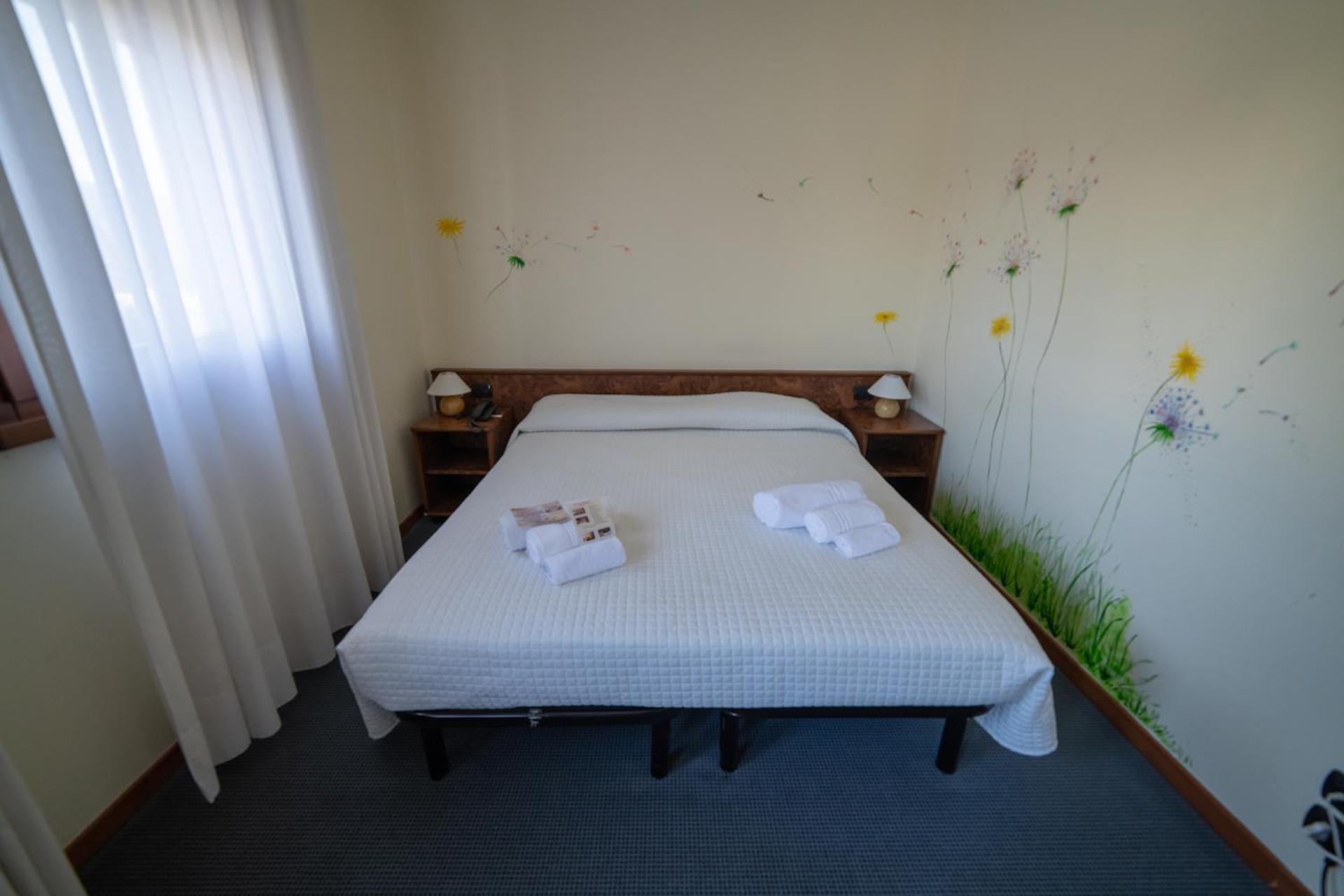 Hotel Siros เวโรนา ภายนอก รูปภาพ