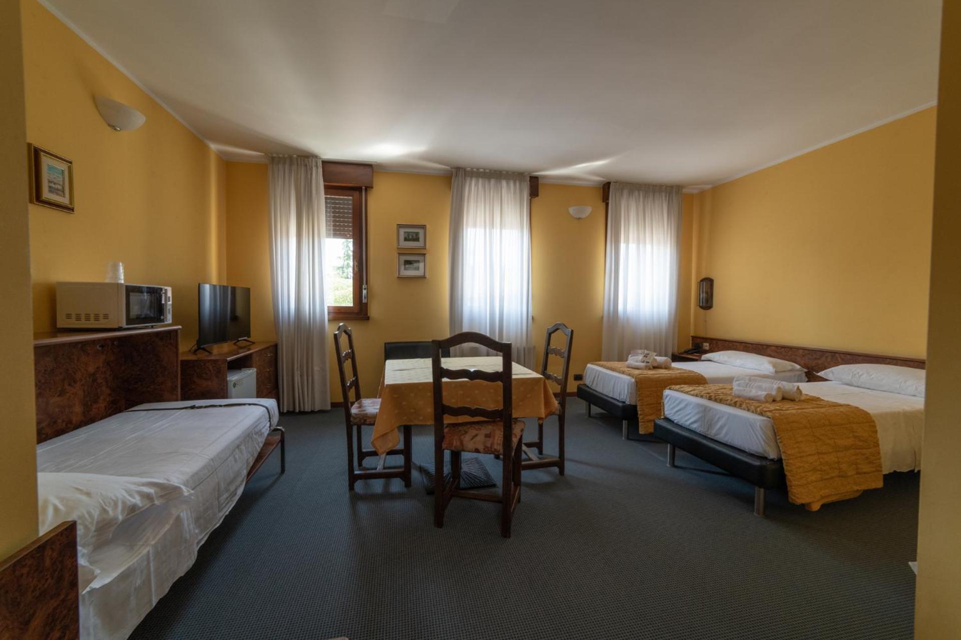 Hotel Siros เวโรนา ภายนอก รูปภาพ